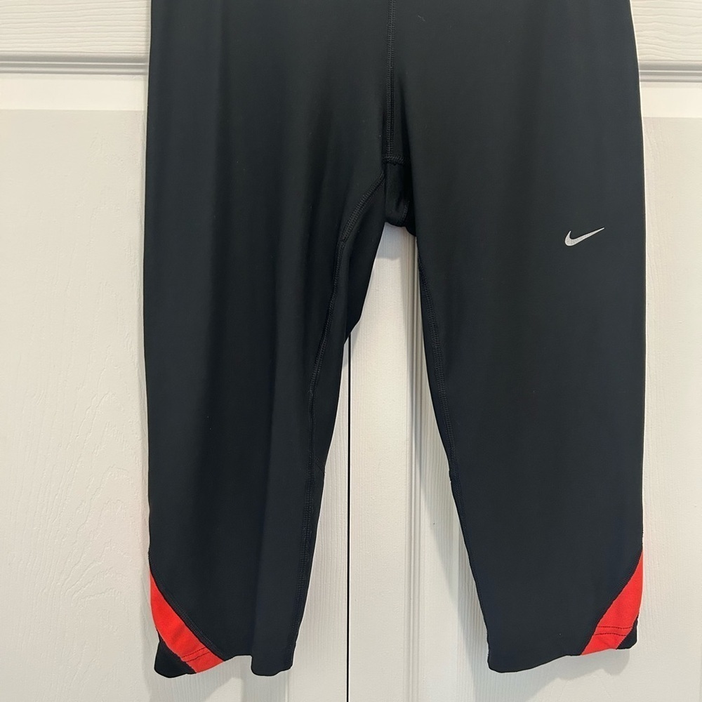 Nike Dri-Fit Women’s Running Capris Medium zipper pocket. Black red trim.
